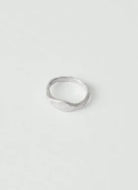 Bague chevalière en argent avec pierre d&rsquo;Emily Nixon