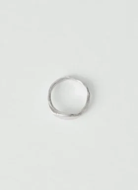 Bague chevalière en argent avec pierre d&rsquo;Emily Nixon