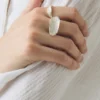 Bague chevalière en argent avec pierre d&rsquo;Emily Nixon