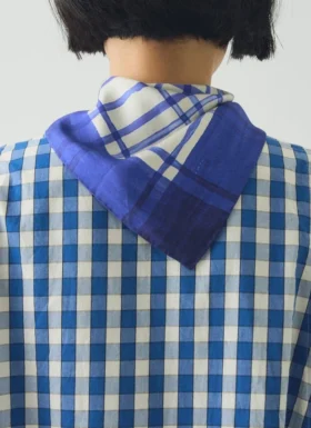 Bandana en soie imprimé d&rsquo;un motif inspiré des nappes