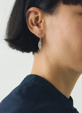 Boucles d&rsquo;oreilles en argent Alba en forme de gousse de cardamome