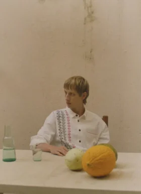 Chemise en coton brodée au point de croix