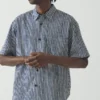 Chemise en coton à rayures teintes naturellement