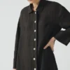 Chemise en lin teint en pièce avec boutons