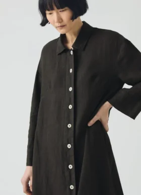 Chemise en lin teint en pièce avec boutons