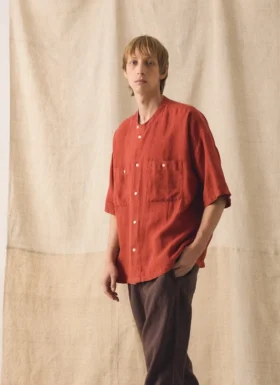 Chemise en lin teinte en pièce à col grand-père