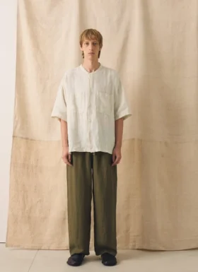 Chemise en lin teinte en pièce à col grand-père