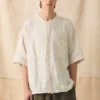 Chemise en lin teinte en pièce à col grand-père