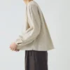 Chemise à mini-rayures et encolure froncée