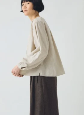 Chemise à mini-rayures et encolure froncée