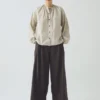 Chemise à mini-rayures et encolure froncée