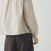 Chemise à mini-rayures et encolure froncée