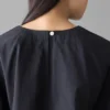 Haut en popeline de coton texturée à col en V