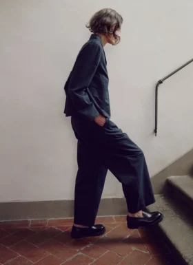 Pantalon en coton et laine à chevrons avec plis sur le devant