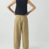 Pantalon en coton et lin à rayures et plis sur le devant