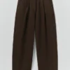 Pantalon en coton teint en pièce avec plis sur le devant