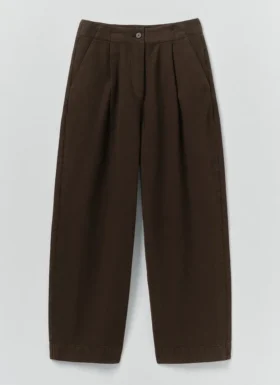 Pantalon en coton teint en pièce avec plis sur le devant