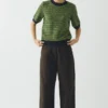 Pantalon en coton teint en pièce avec plis sur le devant