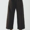 Pantalon en coton teint en pièce avec plis sur le devant