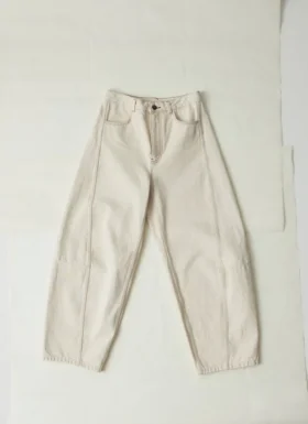 pantalon en denim coutures sculptes 1 280x385 - Pantalon en denim &agrave; coutures sculpt&eacute;es