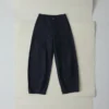 Pantalon en denim indigo sculpté