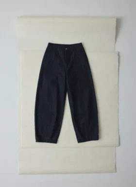 Pantalon en denim indigo sculpté
