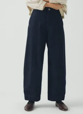Pantalon en denim indigo sculpté