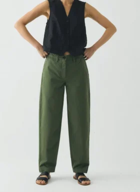 Pantalon en sergé de coton teint en pièce