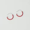 Petites boucles d&rsquo;oreilles créoles en verre Miyuki par Helena Rohner