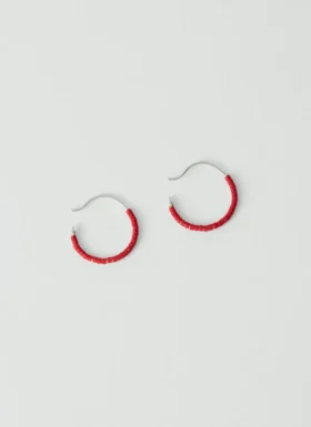 Petites boucles d&rsquo;oreilles créoles en verre Miyuki par Helena Rohner