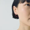 Petites boucles d&rsquo;oreilles créoles en verre Miyuki par Helena Rohner