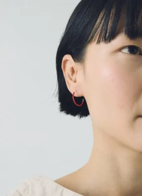 Petites boucles d&rsquo;oreilles créoles en verre Miyuki par Helena Rohner
