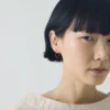 Petites boucles d&rsquo;oreilles créoles en verre Miyuki par Helena Rohner