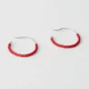 Petites boucles d&rsquo;oreilles créoles en verre Miyuki par Helena Rohner