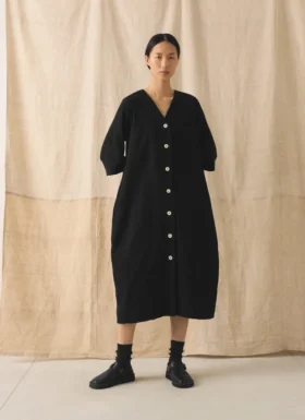 Robe en coton froissé boutonnée sur le devant