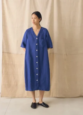 Robe en lin teint en pièce à boutons