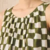 Robe sans manches à carreaux imprimés au bloc