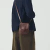 Sac à languette semi-sphérique en cuir de Kate Sheridan