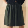 Shorts en lin léger teint en pièce