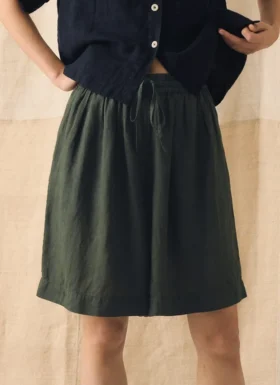 Shorts en lin léger teint en pièce